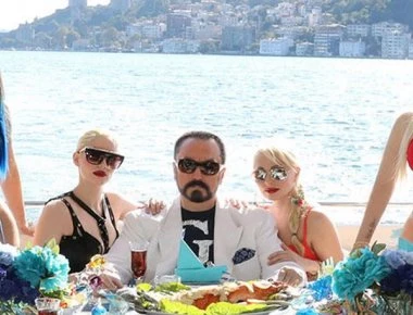 «Πυρ και μανία» ο Ρ.Τ.Ερντογάν με τον θεολόγο Αντνάν Οκτάρ και τις «γατούλες» του (βίντεο)